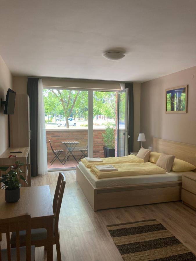 Castellum Apartmanhaz Gyula Exteriör bild