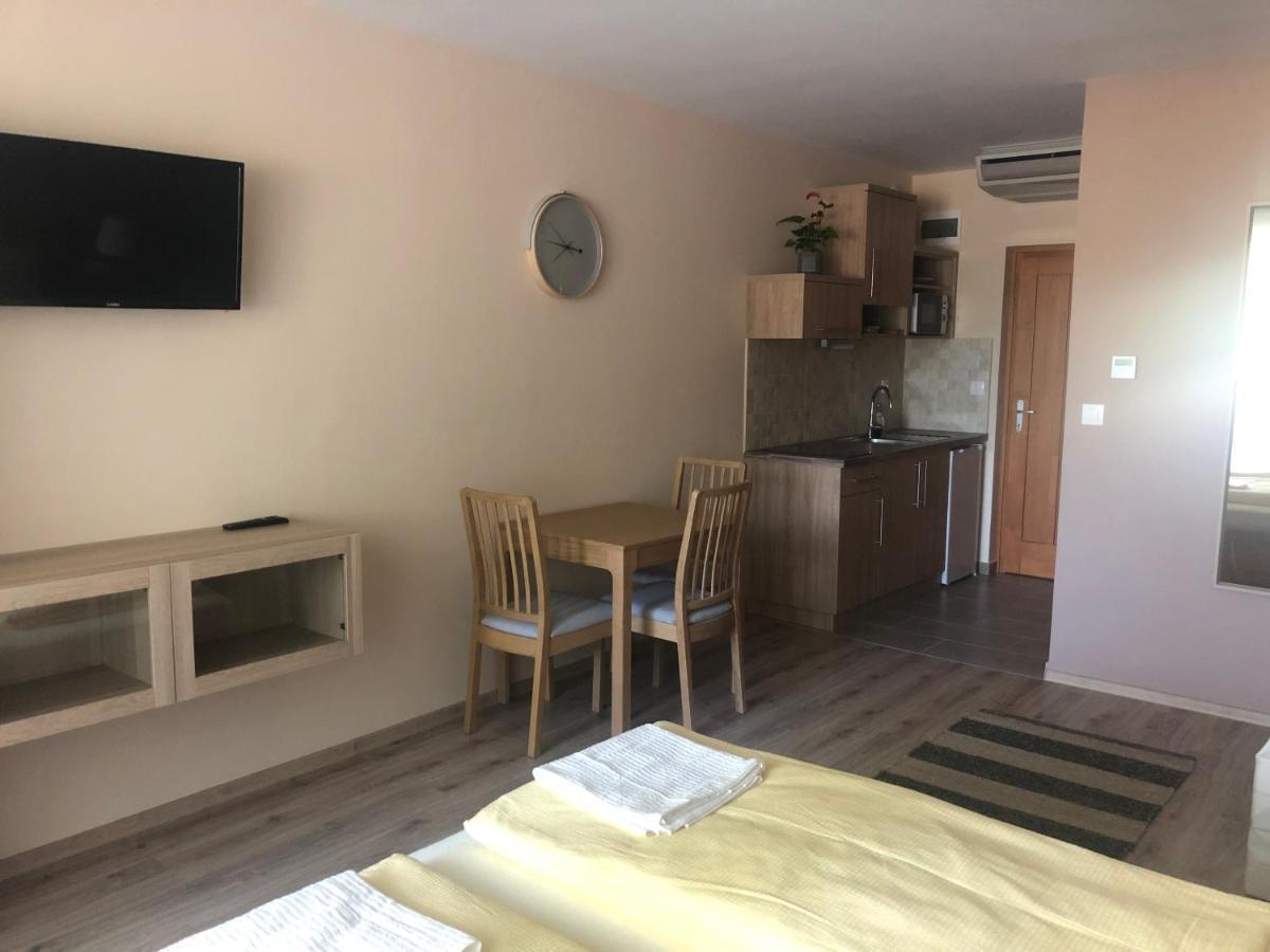 Castellum Apartmanhaz Gyula Exteriör bild