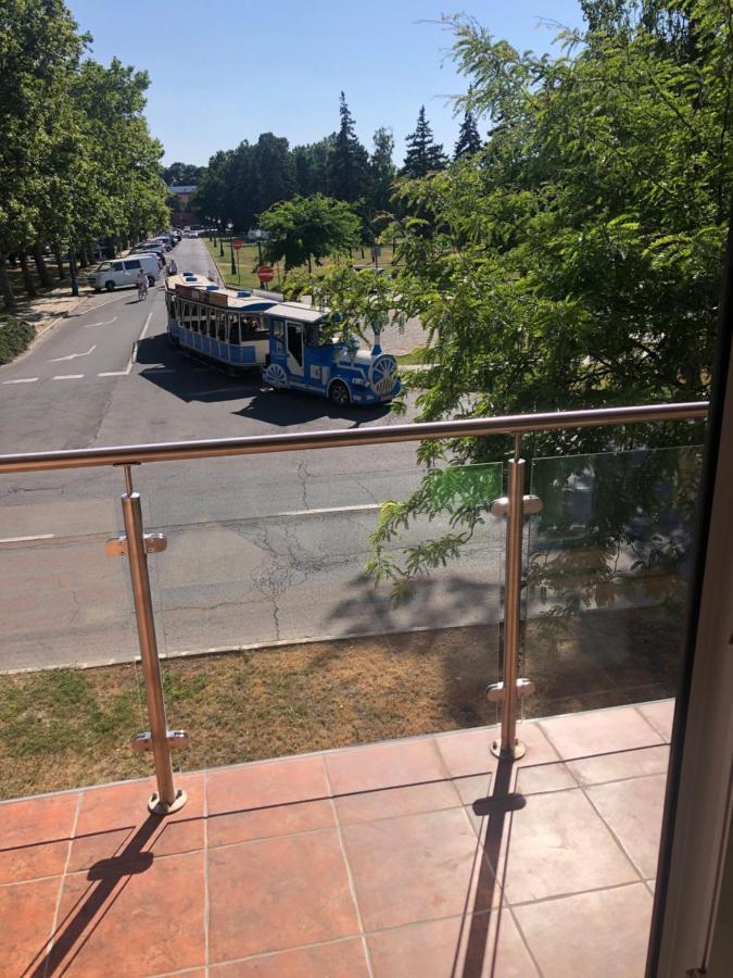 Castellum Apartmanhaz Gyula Exteriör bild