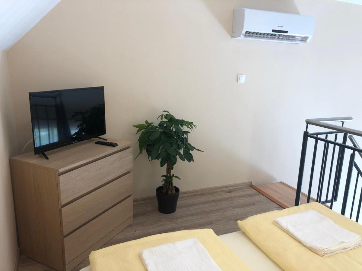 Castellum Apartmanhaz Gyula Exteriör bild