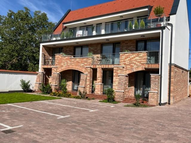 Castellum Apartmanhaz Gyula Exteriör bild