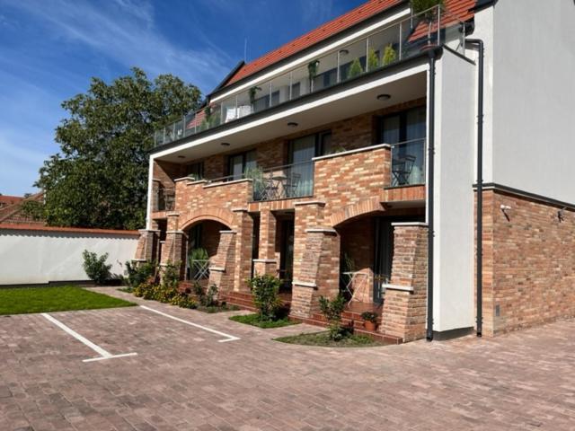 Castellum Apartmanhaz Gyula Exteriör bild